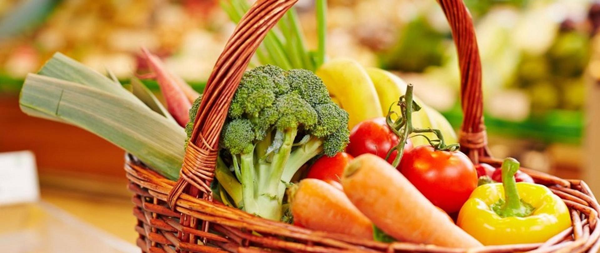 zdrowe warzywa w koszu z wikliny