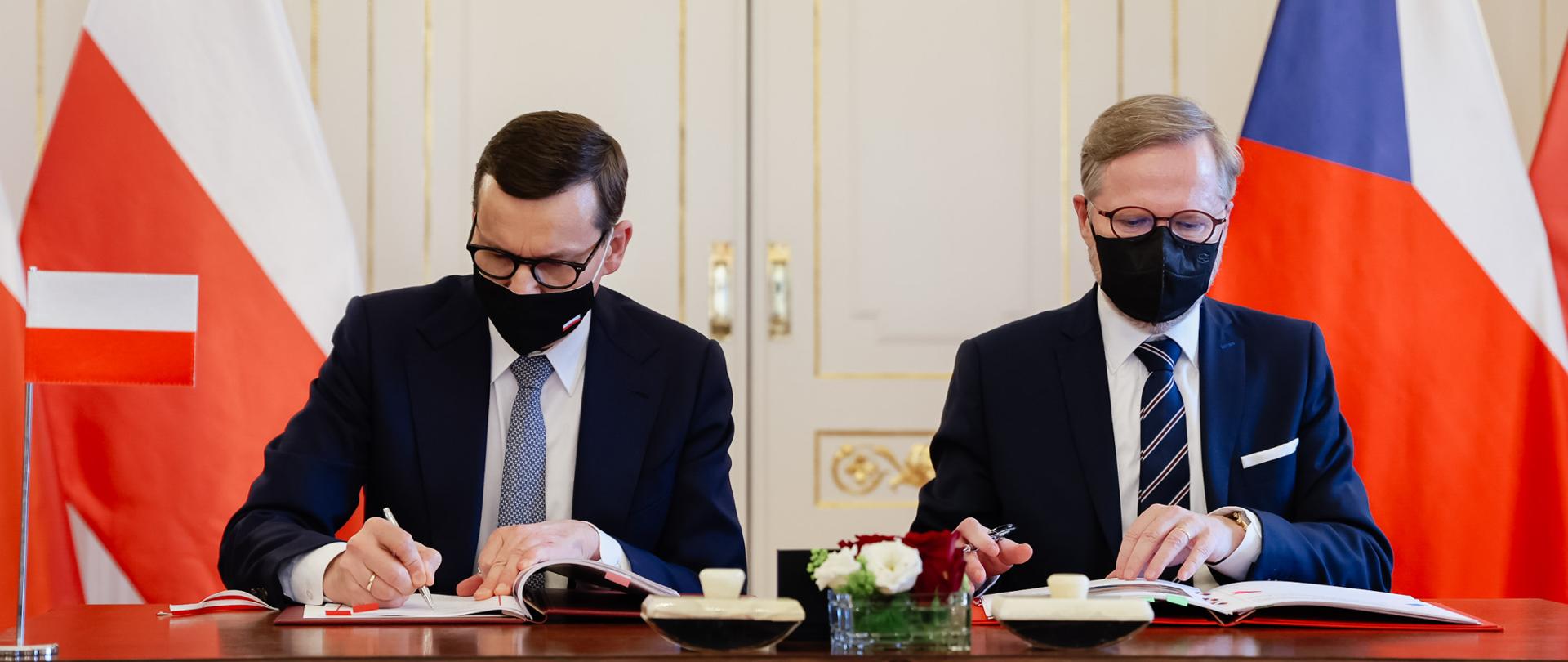 Podpisanie deklaracji przez premiera Mateusza Morawieckiego i premiera Czech.