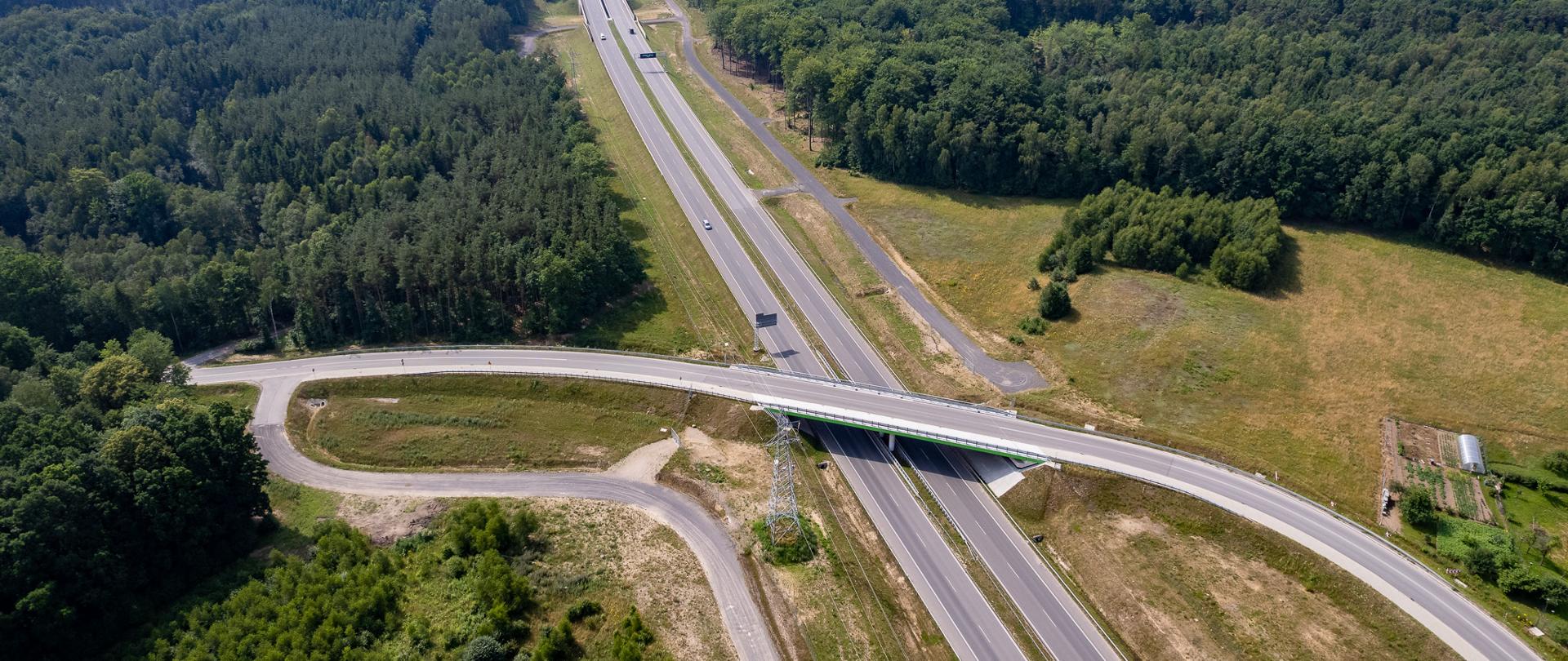 Widok z lotu ptaka na oddany już do ruchu odcinek drogi ekspresowej S11