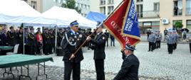 Zdjęcie przedstawia Prezesa Zarządu Oddziału Wojewódzkiego ZOSP RP Województwa Dolnośląskiego we Wrocławiu Druha Ryszarda Drozd oraz Prezesa Zarządu Powiatowego ZOSP RP w Lwówku Śląskim podczas ceremonii przekazania sztandaru. 