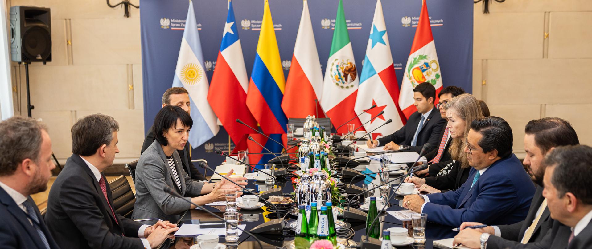 En la foto se ve a la subsecretaria de Estado Henryka Mościcka-Dendys sentada a la mesa con representantes del Ministerio de Relaciones Exteriores polaco, junto con Embajadores y Cónsules de países de América Latina.