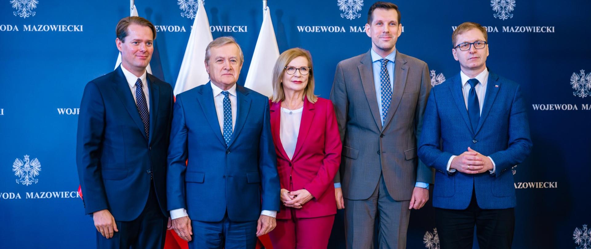 Od lewej: Poseł na sejm RP Jarosław Krajewski, Minister Piotr Gliński, Marszałek Sejmu Małgorzata Gosiewska, Wojewoda Mazowiecki Tobiasz Bocheński, Poseł na sejm RP Paweł Lisiecki w trakcie konferencji nt. pierwszych 5 milionów złotych dla m. st. Warszawy z puli 3 mld zł w ramach Rządowego programu wsparcia rozwoju m.st. Warszawy na lata 2023-2030
