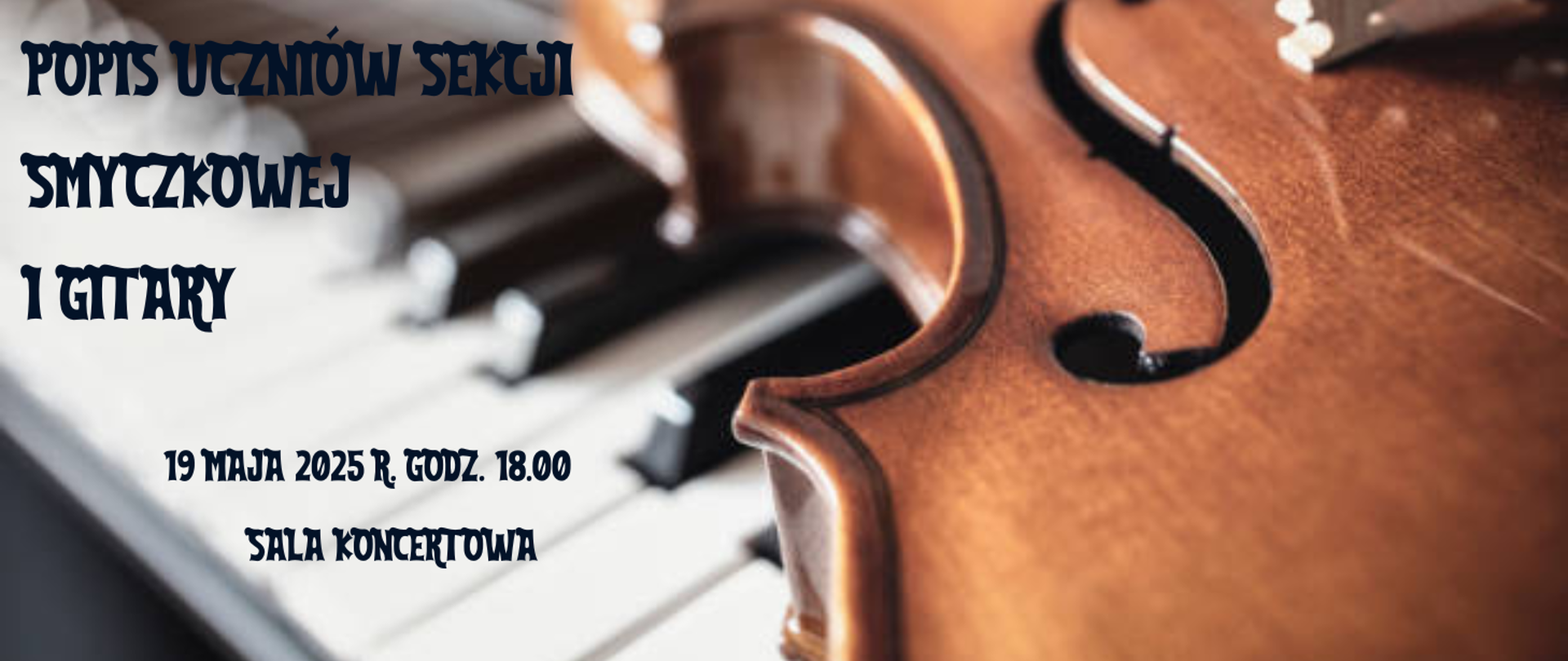 na klawiaturze fortepianu leżą skrzypce czarnymi literami napis popis uczniów sekcji smyczkowej i gitary, 19 maja 2025 roku, sala koncertowa