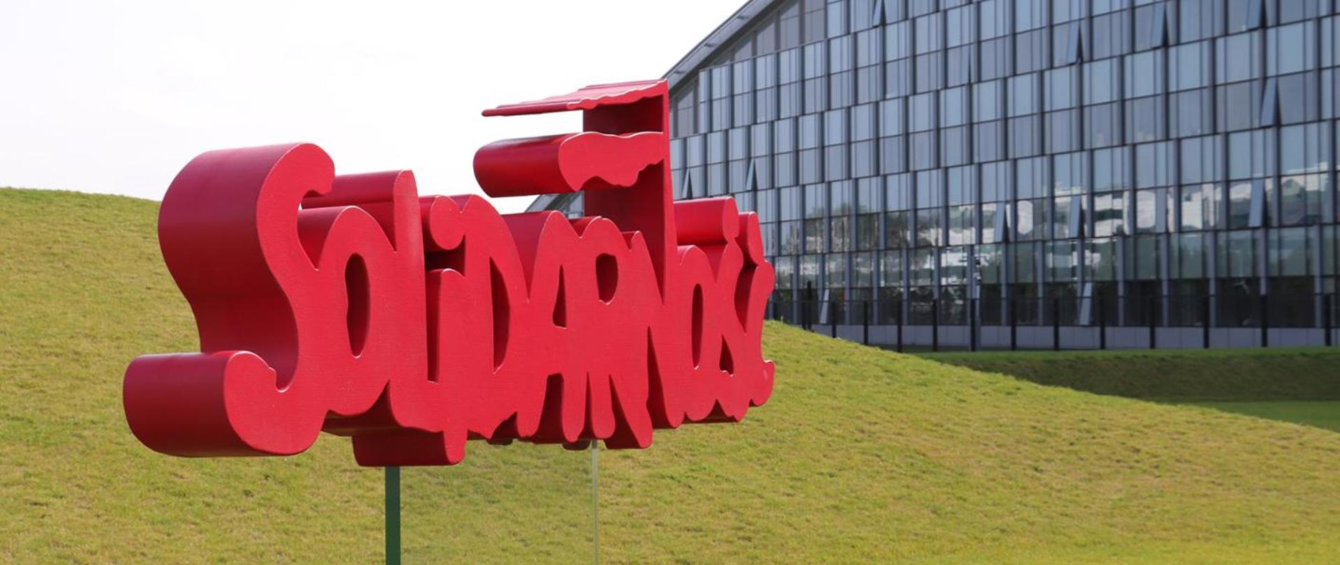 Logo Solidarności stojące przed Kwaterą Główną NATO