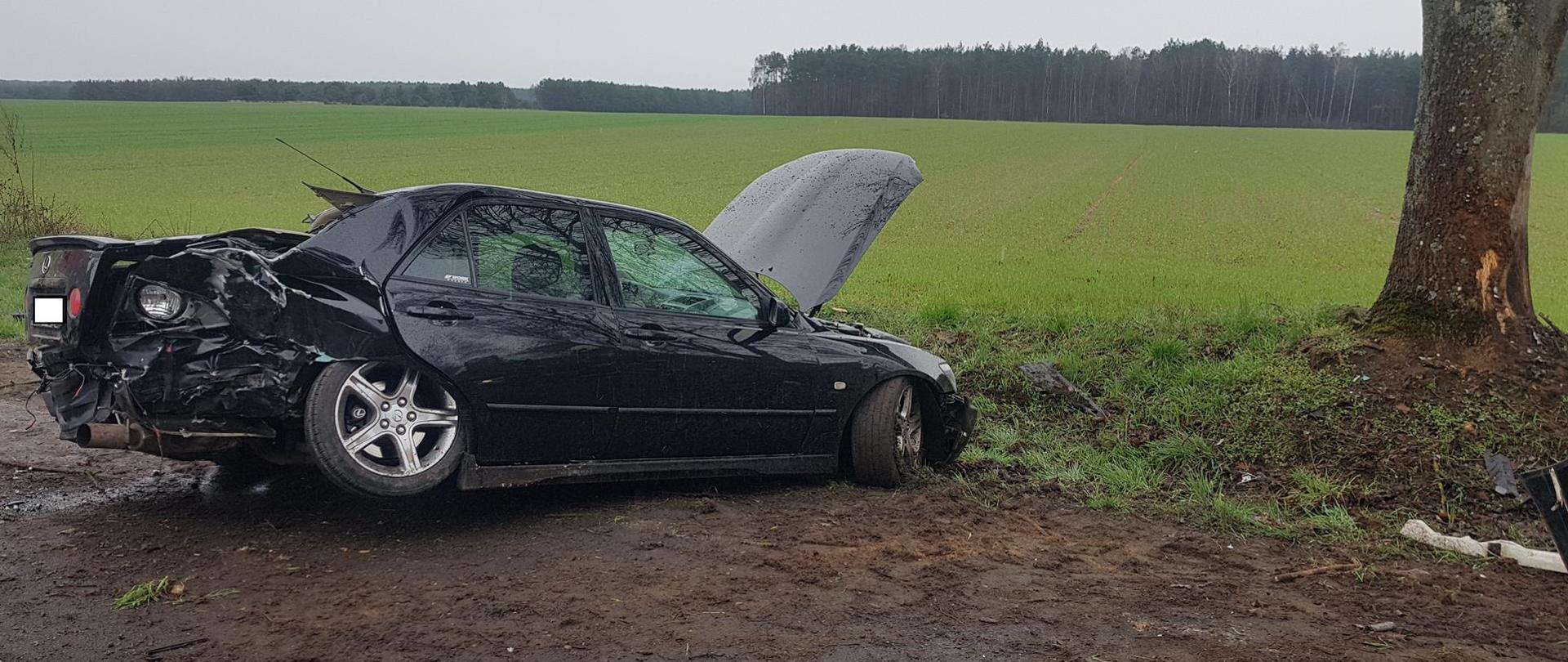SAMOCHÓD OSOBOWY UDERZYŁ W DRZEWO