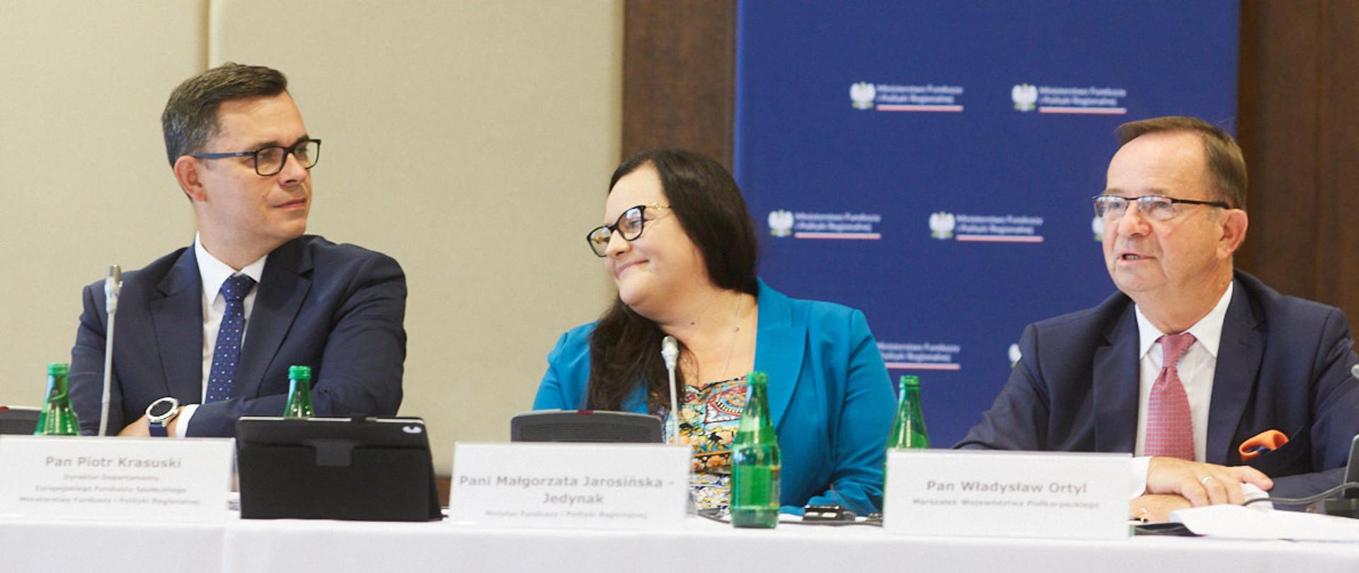 VI Posiedzenie Komitetu Monitorującego Fundusze Europejskie dla Rozwoju Społecznego -wiceminister funduszy i polityki regionalnej Małgorzata Jarosińska-Jedynak, dyr. Piotr Krasuski i Marszałek Województwa Podkarpackiego Władysław Ortyl siedzą na prezydium za stołem