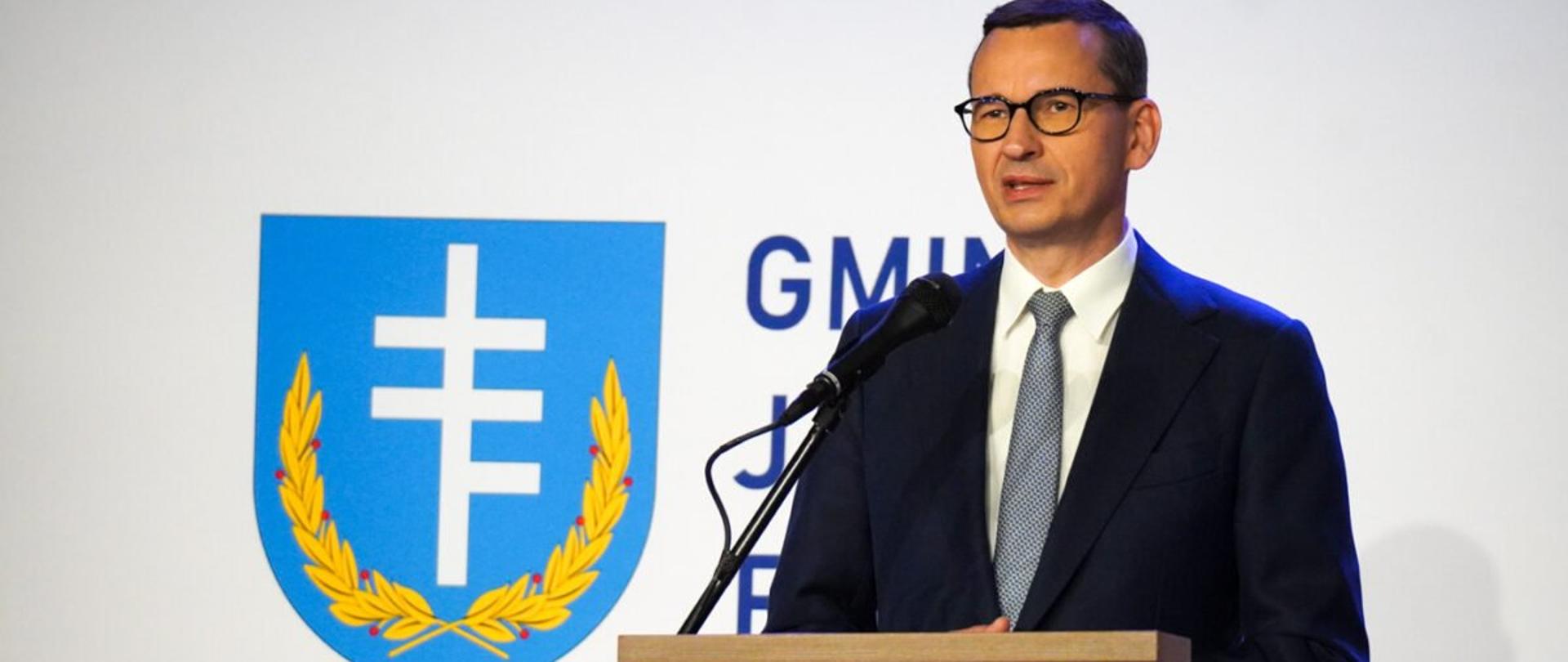Premier Mateusz Morawicki przemawia podczas spotkania w Jasienicy Rosielnej