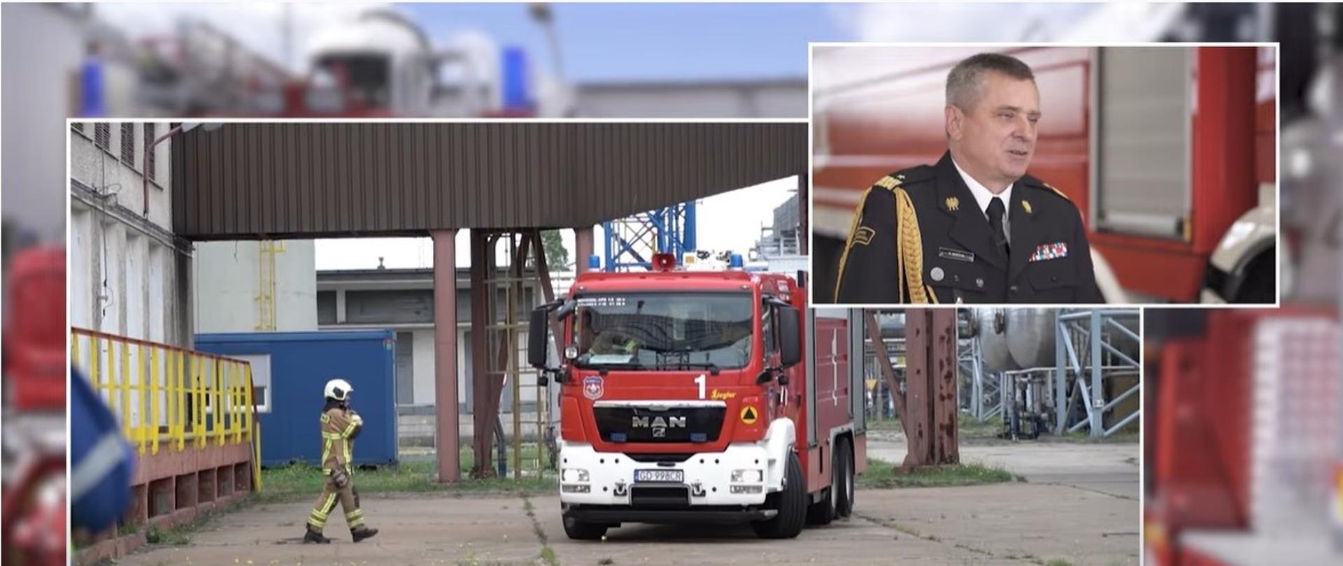 Pomorski komendant wojewódzki Państwowej Straży Pożarnej w prawym rogu zdjęcia w tle strażak idzie do samochodu gaśniczego na terenie zakładu.
