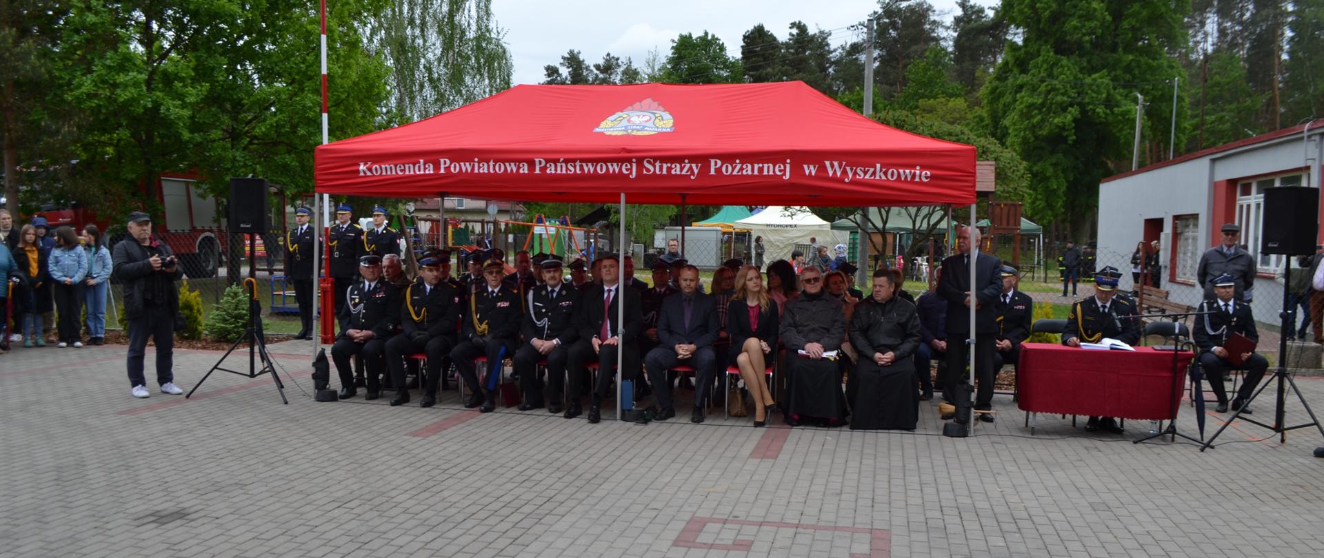 Zaproszeni goście czekający na uroczystość