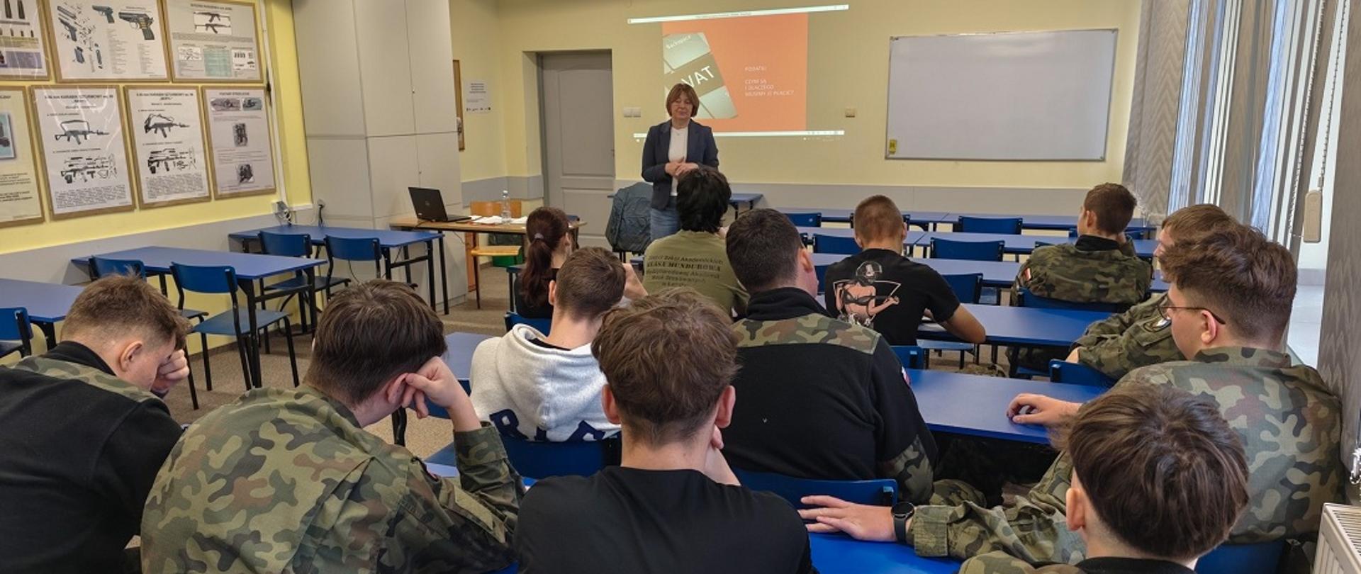 Edukatorki Akademii Podatkowej Podlaskiej KAS z US w Łomży prowadzą lekcje w ZSA MANS w Łomży