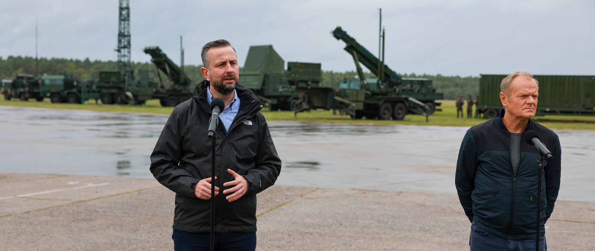 16 września 2025 r. premier Donald Tusk oraz wicepremier, minister obrony narodowej Władysław Kosiniak Kamysz odwiedzili Centralny Poligon Sił Powietrznych w Ustce w ramach treningu systemowego połączonego wsparcia ogniowego „Jesienny Ogień-25”. Fot. Krzysztof Gumul/WCEO
