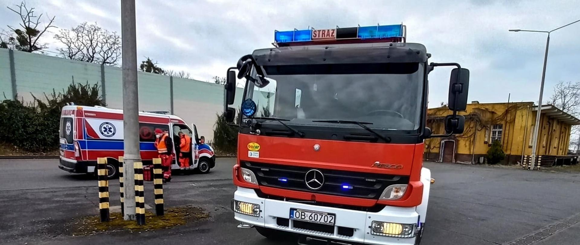 Zatrucie tlenkiem węgla w budynku jednorodzinnym przy ul. Okrzei w Lewinie Brzeskim - zdjęcie przedstawia samochód GCBA z OSP Lewin Brzeski w tle samochód ZRM wraz z ratownikami