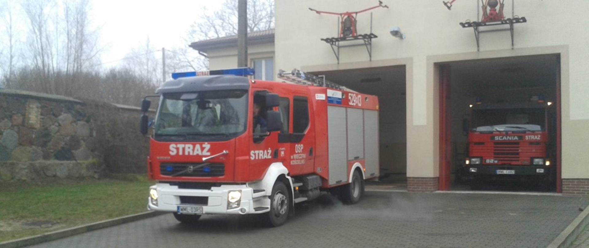 Remiza OSP Wieczfnia Kościelna oraz dwa pojazdy po