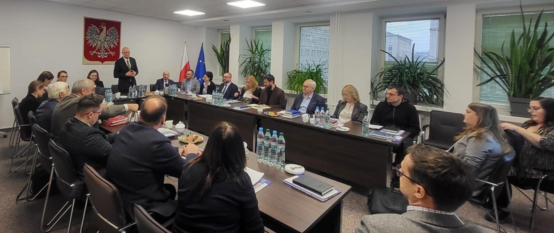 Przewodniczący Rady IIP Andrzej Żylis oraz przedstawiciele Rady Infrastruktury Informacji Przestrzennej podczas posiedzenia.