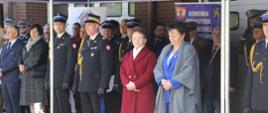 Na zdjęciu podczas uroczystego apelu z okazji Dnia Strażaka 2023 w KP PSP w Gorlicach widoczna trybuna honorowa oraz zaproszeni goście strażacy PSP, OSP, parlamentarzyści, samorządowcy pod niebieskim namiotem. 