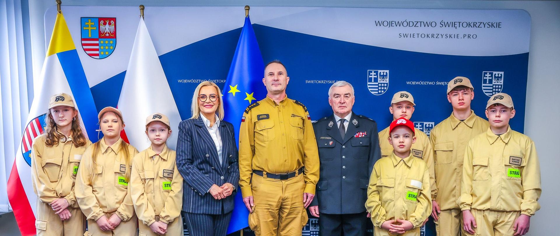 Na zdjęciu uczestnicy konferencji prasowej: Strażacy, oraz władze samorządowe