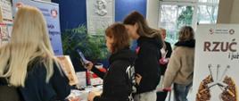 Młodzież zgromadzona przy stoisku edukacyjnym