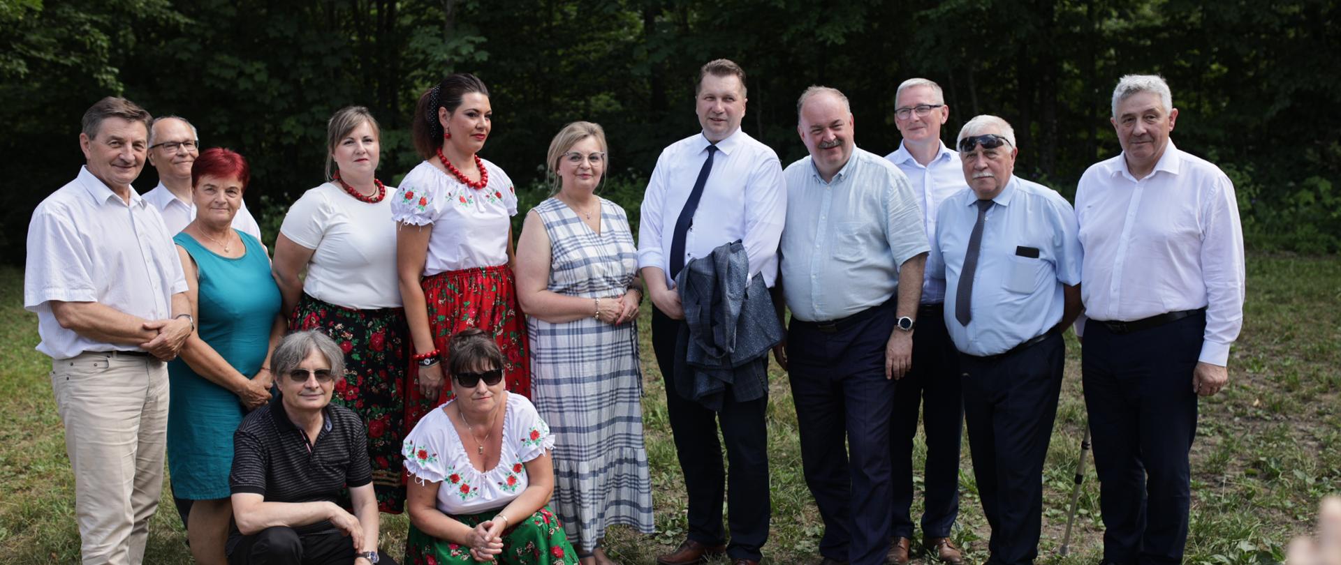 Zdjęcie ze spotkania ministra Przemysława Czarnka z mieszkańcami Cisowej na Podkarpaciu
