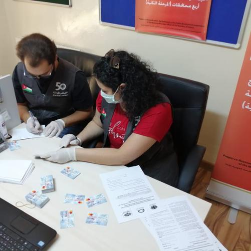 Kobieta i mężczyzna adresują koperty