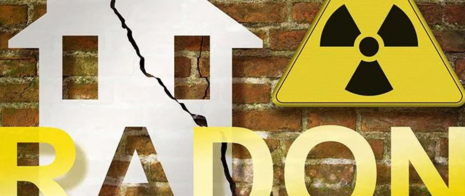 Radon infografika przedstawiająca na ceglanym tle pęknięty budynek mieszkalny i znak ostrzegawczy o promieniowaniu. Na dole grafiki znajduje się duży żółty napis RADON.