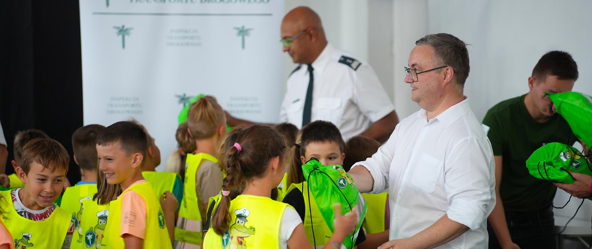 Szef Gabinetu Politycznego Ministra Infrastruktury Tomasz Tomala podczas lekcji w ramach programu edukacyjnego „Bezpieczna szkoła Krokodylka Tirka”