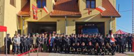 Zdjęcie przedstawia uczestników gminnych obchodów Dnia Strażaka połączonych z jubileuszem 70–lecia Ochotniczej Straży Pożarnej w Górnem zlokalizowanych na tle remizy OSP