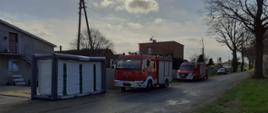 Miejsce działań widoczne pojazdy straży pożarnej oraz namiot dekontaminacyjny.