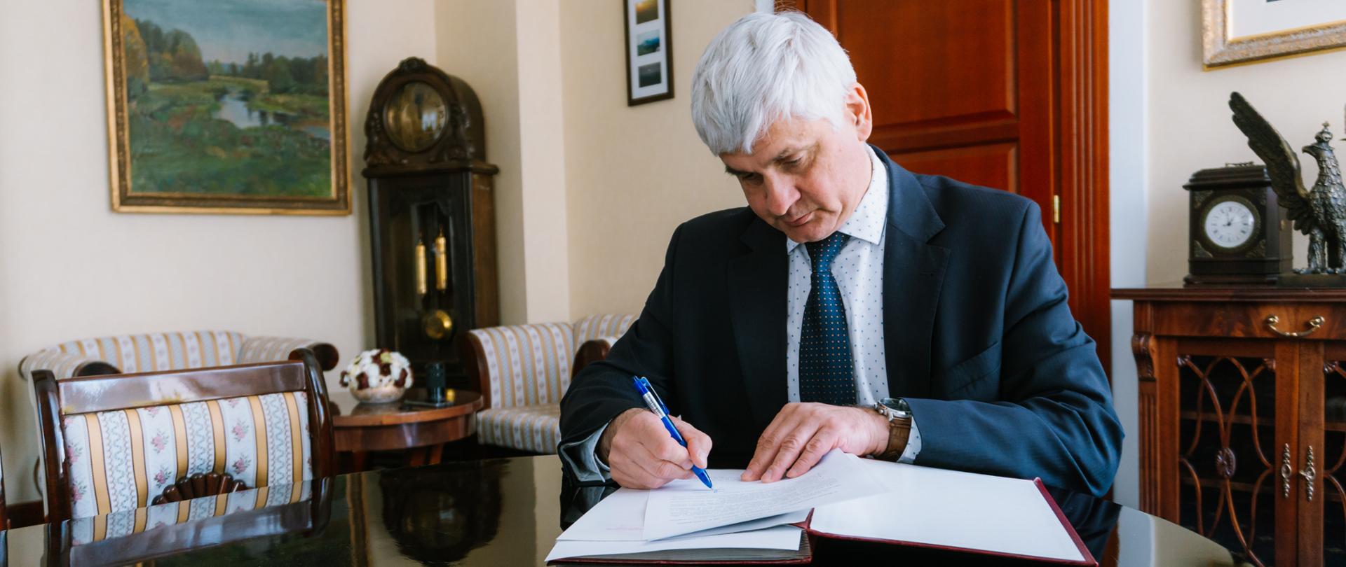 Wojewoda podpisał rozporządzenie ws. zakazu przebywania na obszarze 200 m od linii granicy państwowej