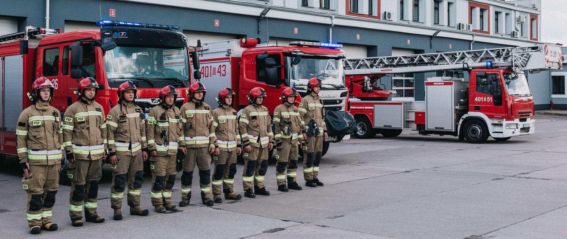 78. rocznica wybuchu Powstania Warszawskiego - zdjęcie przedstawia strażaków oddających hołd Powstańcom Warszawskim. W tle widać samochody pożarnicze oraz budynek KP PSP w Brzegu