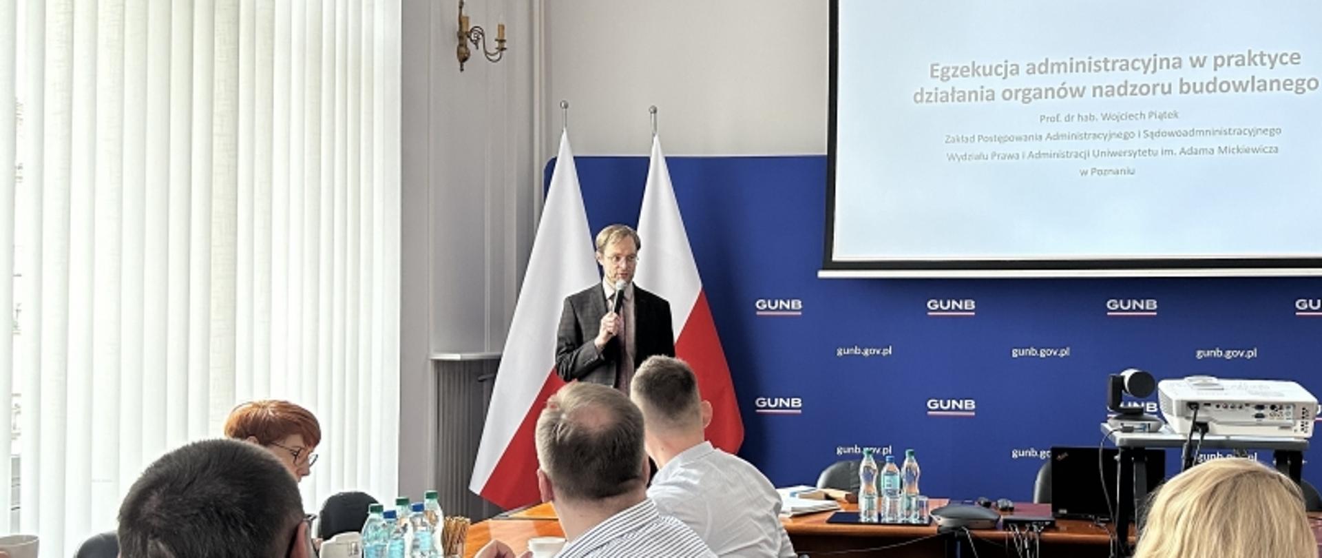 Na zdjęciu w sali konferencyjnej prowadzący szkolenie i przedstawiciele WINB/