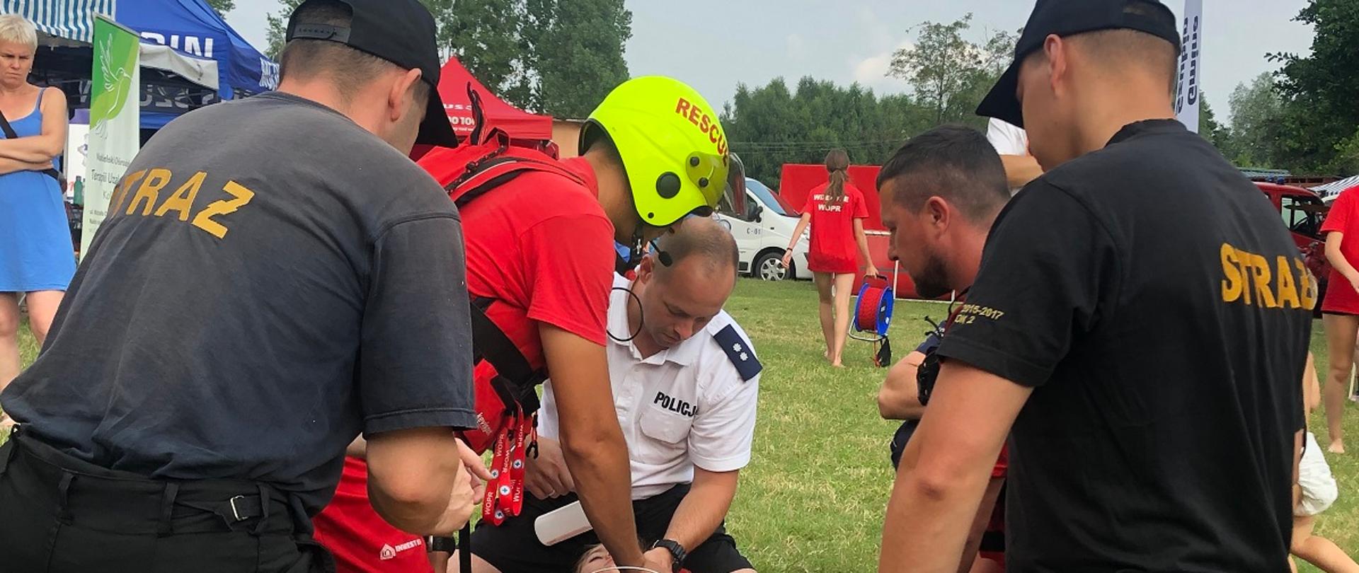 Na zdjęciu strażacy podczas festynu nad jeziorem w m. Wąsosz