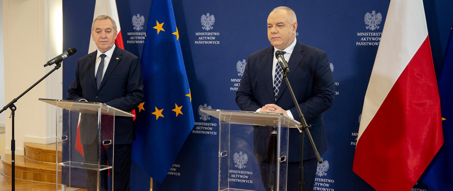 Przy mównicach stoją wicepremier Jacek Sasin i wicepremier Henryk Kowalczyk. W tle ścianka z logotypami MAP. 