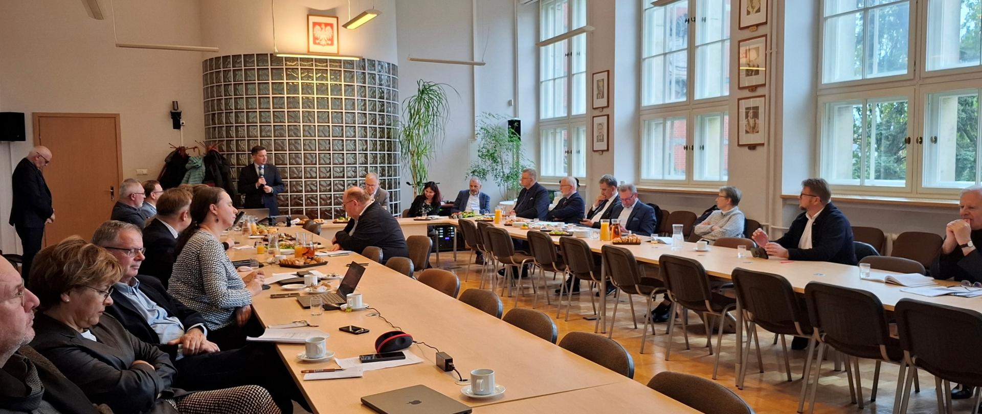 W piątek, 24 października 2025 roku, w Sali Rady Wydziału Inżynierii Lądowej i Środowiska Politechniki Gdańskiej odbyło się kolejne posiedzenie Komitetu Nauk o Wodzie i Gospodarki Wodnej PAN. W wydarzeniu wziął udział prezes Wód Polskich Mateusz Balcerowicz