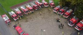 Widok z góry na zgrupowanie zastępów uczestniczących w ćwiczeniach Kompani Gaśniczej "Grodzisk"