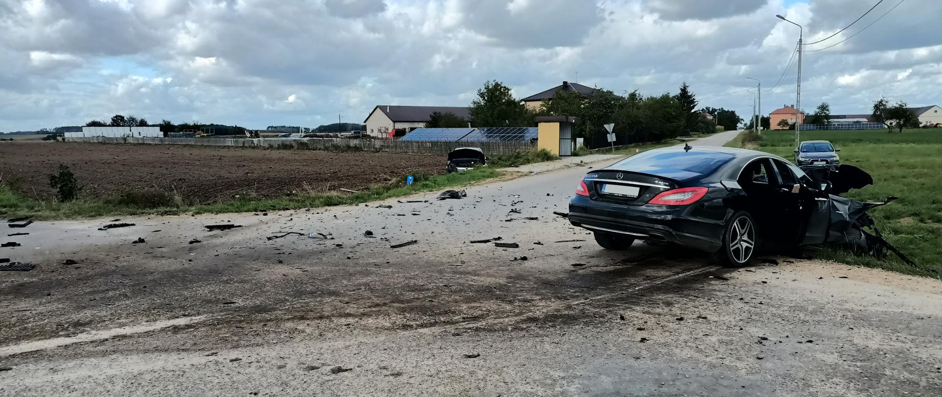 zderzenie dwóch samochodów osobowych na skrzyżowaniu dróg