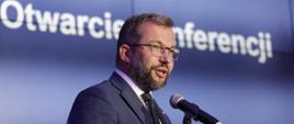 Minister Grzegorz Puda przemawia do mikrofonu