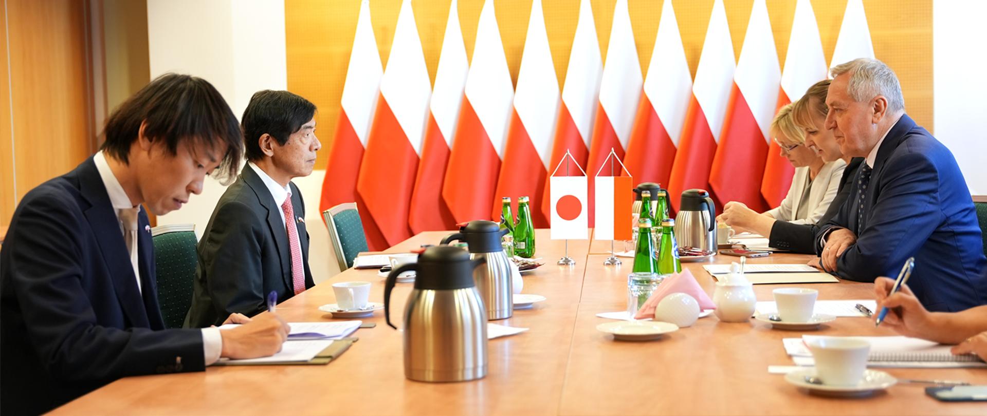 Wicepremier, minister rolnictwa i rozwoju wsi Henryk Kowalczyk siedzący za stołem na przeciwko ambasadora Japonii