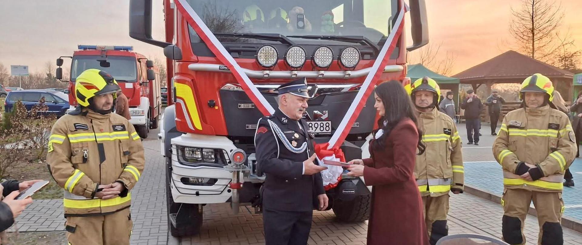 Uroczyste przekazanie nowego samochodu dla OSP Brzeżno.