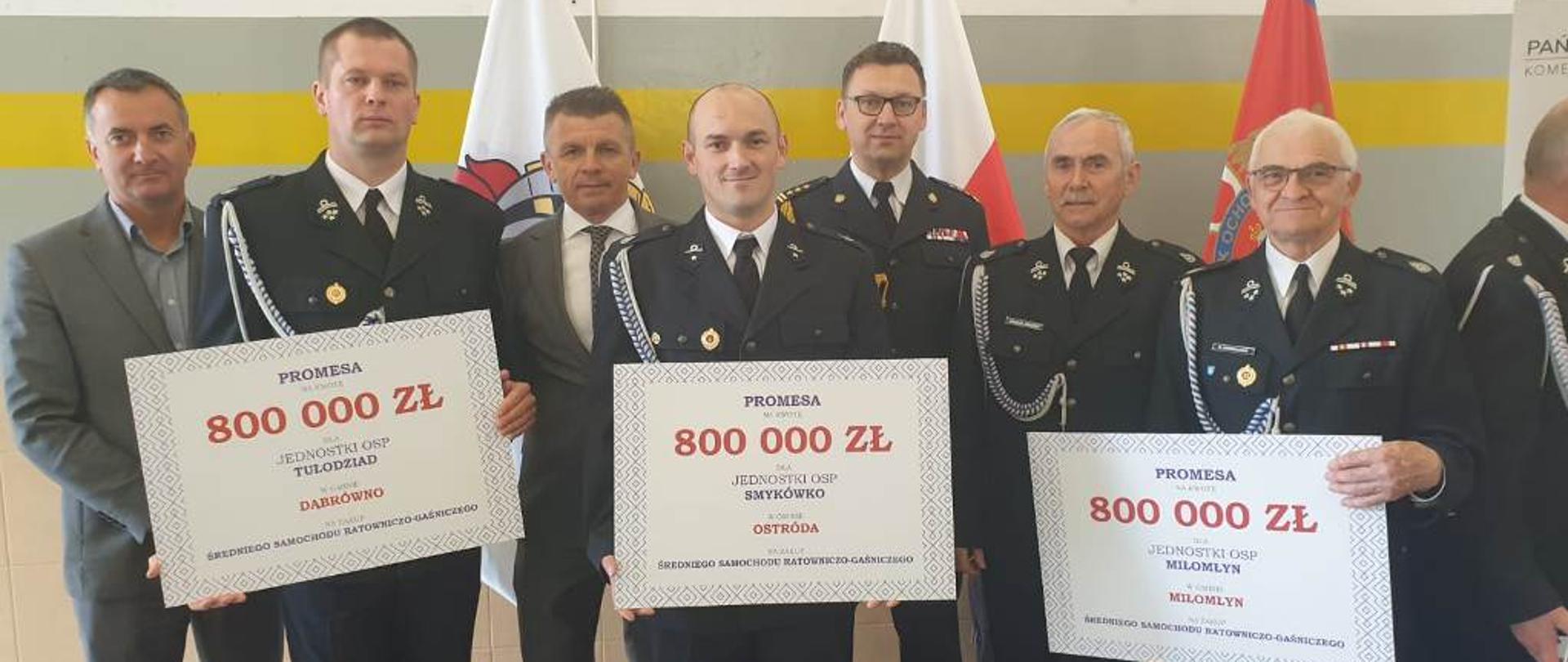 Pamiątkowe zdjęcie po wręczeniu promes.