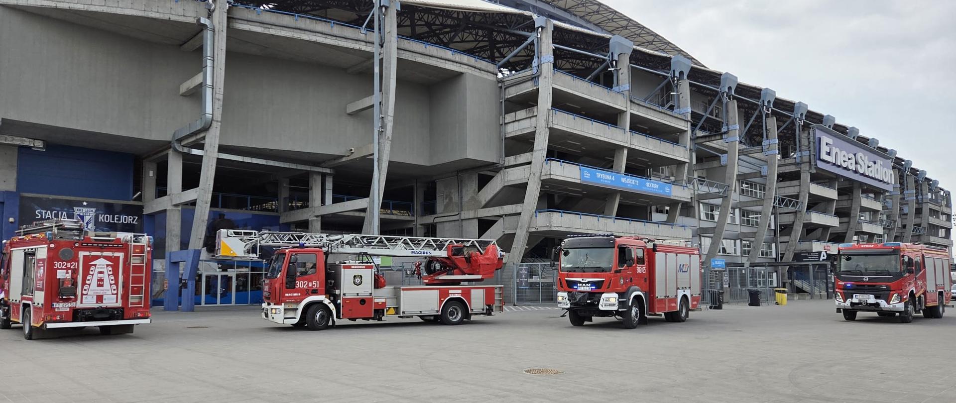 Zastępy ratowniczo-gaśnicze pod stadionem miejskim