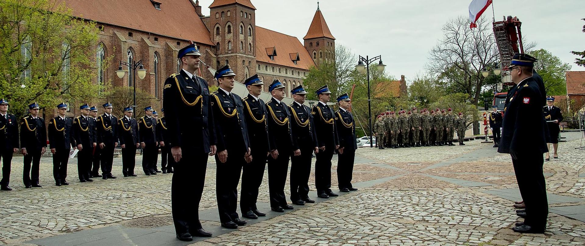 Awansowani funkcjonariusze stoją na placu
