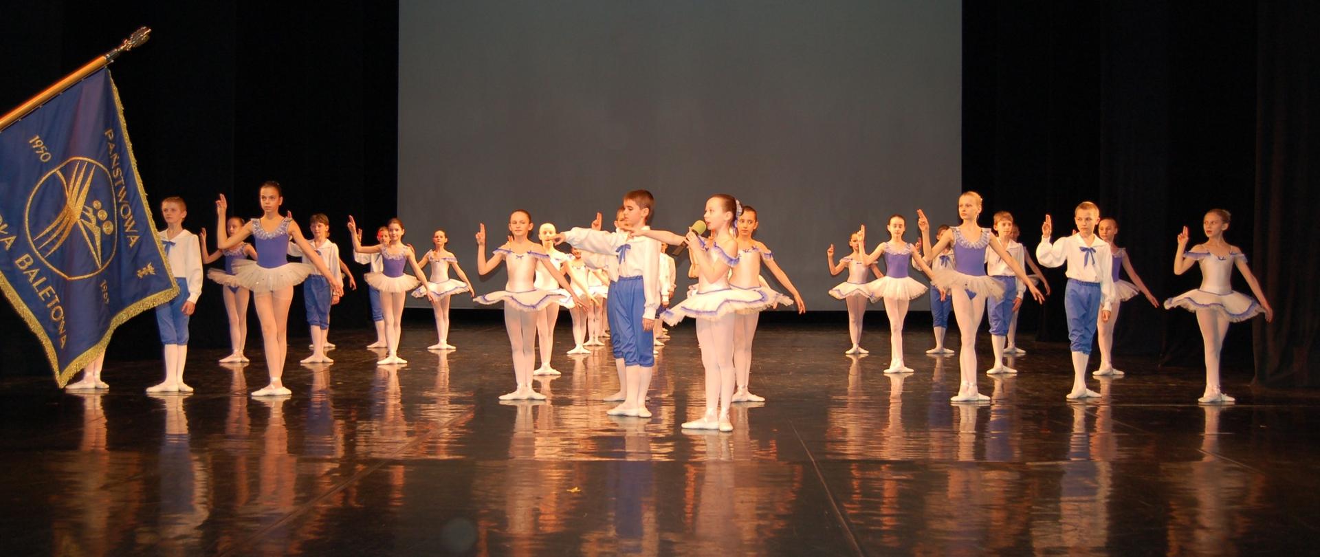 Absolwenci z 2014 na początku kariery baletowej - ślubowanie podczas Koncertu Tańca
