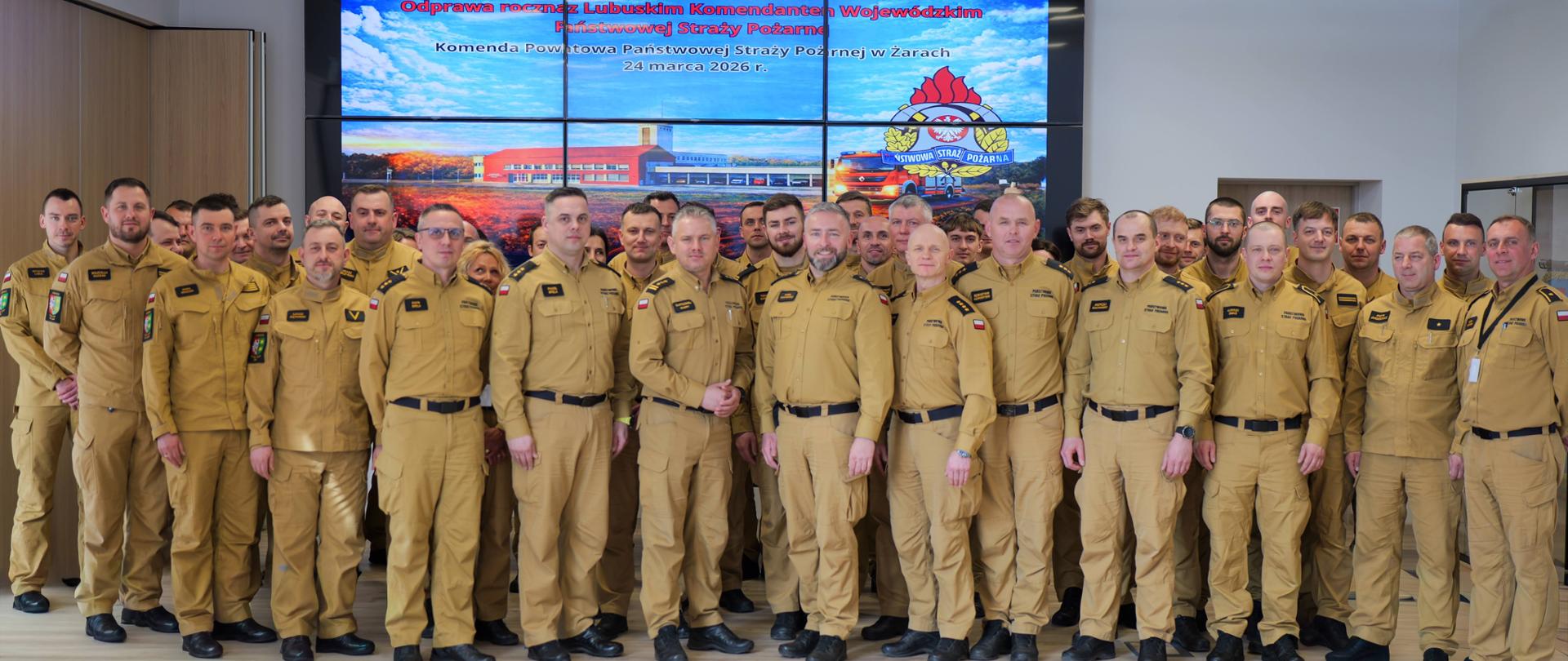 Na zdjęciu widoczni są strażacy i pracownicy uczestniczący w odprawie rocznej 