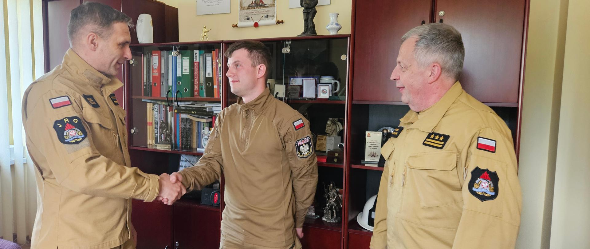 Komendant dziękuje strażakowi za udział w działaniach