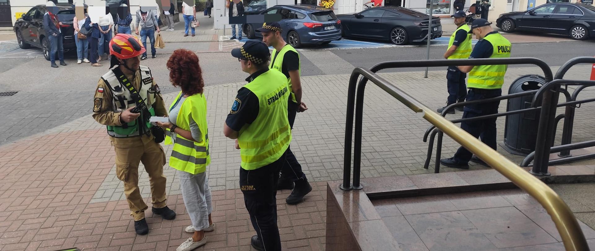 Na zdjęciu znajdują się funkcjonariusze PSP Policji i Straży miejskiej