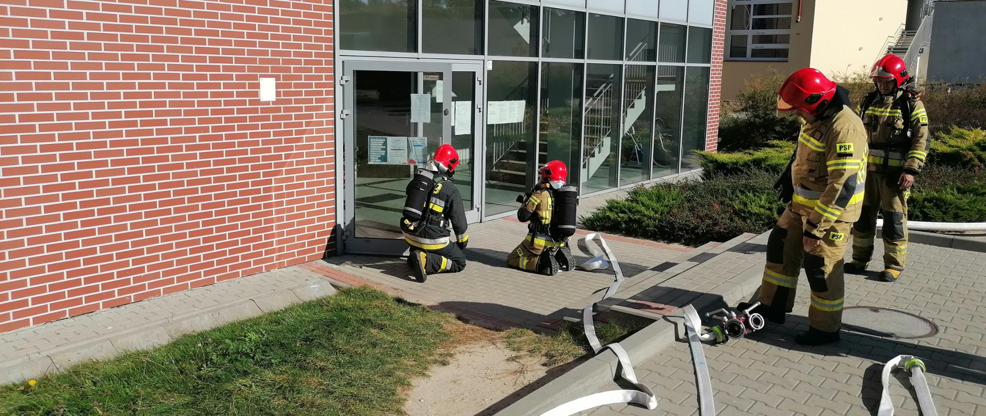 Ewakuacja - strażacy wchodzą do budynku