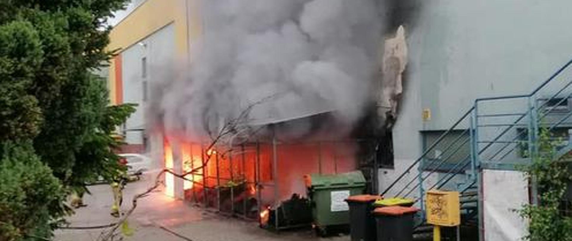 Pali się wiata śmietnikowa przy galerii handlowej w Ostródzie.