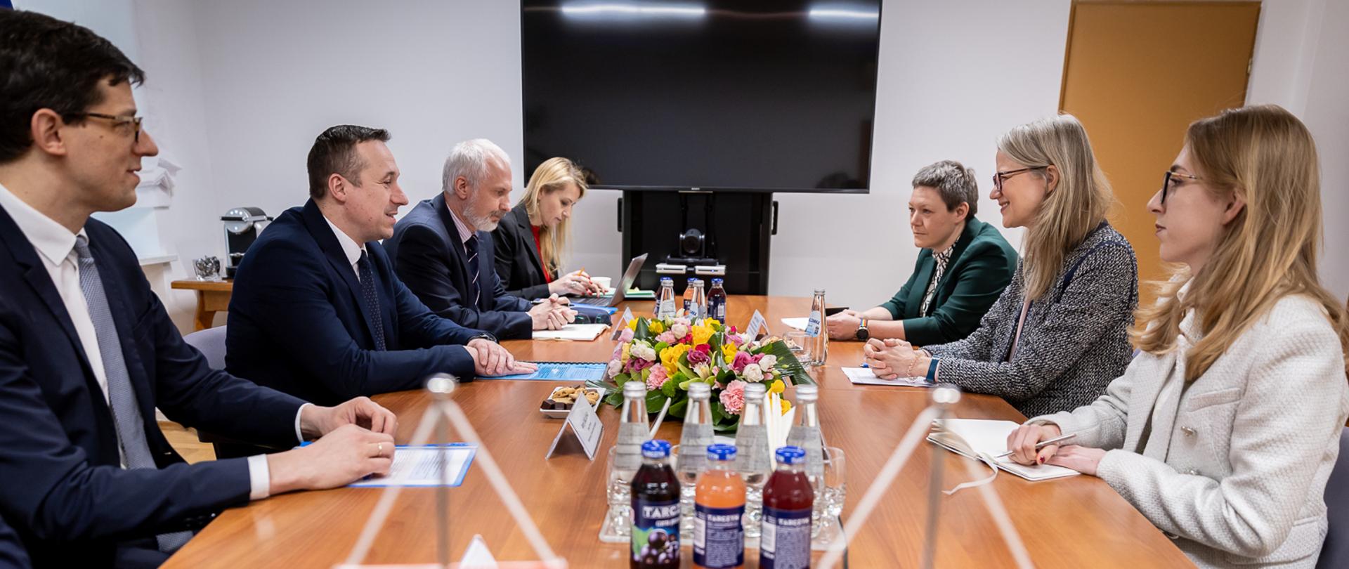 Rozmowa wiceministra infrastruktury Pawła Gancarza z Ambasador Zjednoczonego Królestwa Wielkiej Brytanii i Irlandii Północnej w Rzeczypospolitej Polskiej Anną Clunes