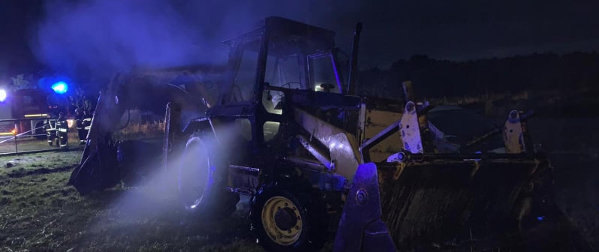 Zdjęcie przedstawia spaloną koparko - ładowarkę. 