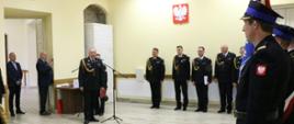 Komendant Miejski Państwowej Straży Pożarnej miasta stołecznego Warszawy brygadier Roman Krzywiec wygłasza okolicznościowe przemówienie.
